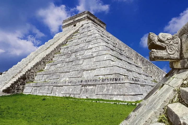 Nahaufnahme der El-Castillo-Pyramide und eines geschnitzten Schlangenkopfes in Chichén Itzá.
